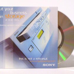 Werbung für eine Sony-Speicherlösung mit 2000 GB Kapazität und Übertragungsgeschwindigkeiten von 24-40 MB/s.