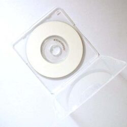 Eine unbeschriftete CD in einer transparenten Hülle auf einem weißen Hintergrund.