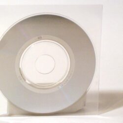 Ein unbeschriebener CD-Rohling in einer durchsichtigen Hülle, frontal abgebildet.