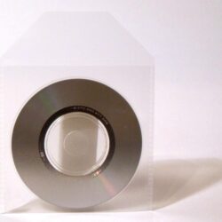 Ein silberner CD-Rohling, der in einer transparenten Schutzhülle präsentiert wird.