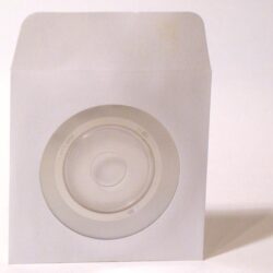 Weißer Umschlag mit einer transparenten Hülle für eine Schallplatte, die sichtbar ist.