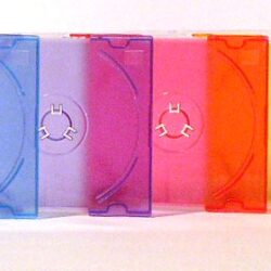 Farbige CD-Hüllen :: Eine Reihe von sieben transparenten CD-Hüllen in verschiedenen Farben, angeordnet von links nach rechts, beginnend mit einer klaren Hülle und gefolgt von blauen, lila, pinken, roten, gelben und grünen Hüllen.