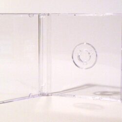 CD-Hülle::Eine transparente CD-Hülle, geöffnet, die einen Blick auf das Innere bietet.