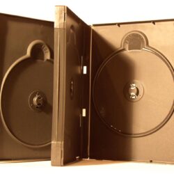 Eine schwarze DVD-Hülle, die geöffnet ist und auf beiden Seiten Platz für eine DVD bietet.