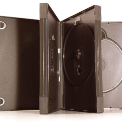 Eine schwarze DVD-Hülle, die offen ist und zwei DVDs zeigt, gut ausgeleuchtet auf einem weißen Hintergrund.