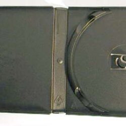 Eine schwarze CD-Hülle, die geöffnet ist und einen Platz für eine CD zeigt.