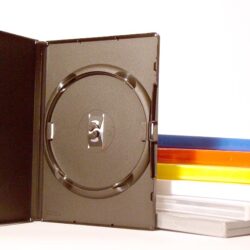 Eine offene DVD-Hülle steht neben einer Sammlung von farbigen Cases in verschiedenen Entwürfen.