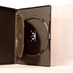Offene DVD-Hülle in Schwarz mit transparentem Rücken, die das Innere zeigt.