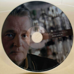 Nahaufnahme der Audio-Disc "Mein Berlin" von Lothar Knobloch mit seinem halb sichtbaren Gesicht im Hintergrund.
