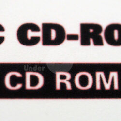 Nahaufnahme eines Etiketts, das "PC CD-ROM" und "CD ROM 2" anzeigt.
