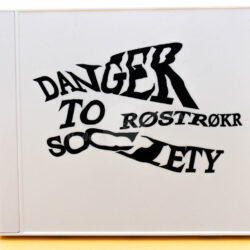 Weißes CD-Case mit schwarzem, stilisiertem Schriftzug "DANGER TO RØSTRØKR SOCIETY" 
