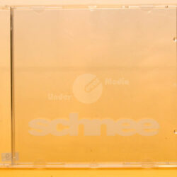Transparente CD-Hülle mit dem Schriftzug "schnee" und "Under Over Media" im Hintergrund
