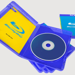 Offene Blu-ray-Box in transparentem Blau mit einer Disc und auffälligem gelben Innenteil.