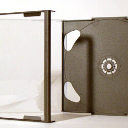 CD-Hülle geöffnet:::Detailaufnahme einer geöffneten CD-Hülle mit einem klaren Gehäuse und einer matten Innenseite.