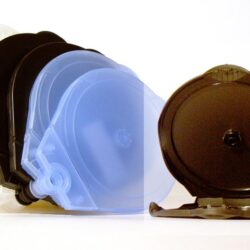 Verschiedene runde Kunststoffverpackungen in transparenten und schwarzen Farben, auf weißem Hintergrund.