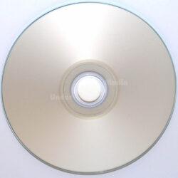 Eine glatte, reflektierende Oberfläche eines leeren CD-Rohlings mit einem zentralen Loch.