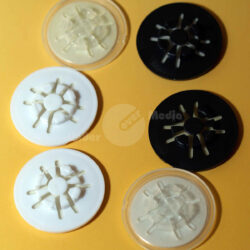 Sechs Dichtungsringe in Weiß, Schwarz und Transparent auf einem gelben Hintergrund.