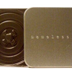 Eine glänzende, silberne Metallbox mit dem eingeprägten Wort "nameless" auf der Vorderseite und einem runden Innenbehälter.