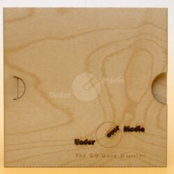 Holzhülle für CDs mit graviertem Logo und innovativem Design