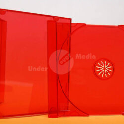 Eine transparente rote CD-Hülle mit einer silbernen Halterung für die CD, offen präsentiert.