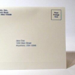 Eine einfache Postkarte mit einem Adressfeld und Platz für Porto.