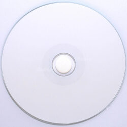 Eine weiße, unbeschriftete CD, die auf einem weißen Hintergrund liegt.