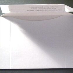 Ein unbedruckter, geöffneter Umschlag auf einem dunklen Hintergrund.