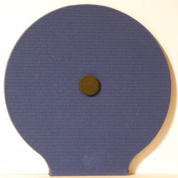 Ein runder blauer Karton mit einer strukturierten Oberfläche und einem zentralen schwarzen Punkt in der Mitte.