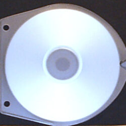 Ansicht einer CD-Hülle mit einem silbernen, reflektierenden Disc-Innenleben.