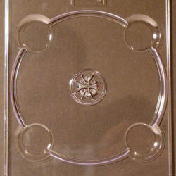 Leere, transparente DVD-Hülle mit markantem Logo und Halterungen für die DVD.