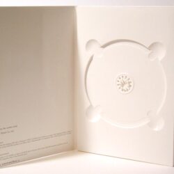 Innenseite eines DVD-Cases mit einem praktischen Halter in Form eines kreisförmigen Designs.