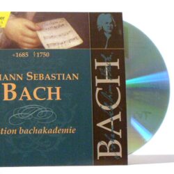 Cover eines CD-Albums mit dem Titel "Johann Sebastian Bach", einschließlich Noten und einer Abbildung des Komponisten.