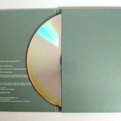 Eine CD in einer minimalistischen grünen Hülle, mit Tracklist auf der linken Seite.