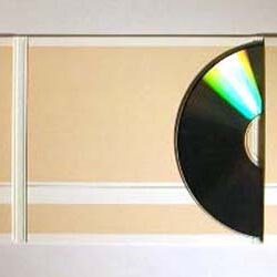 Einfaches CD-Design mit brauner Oberfläche und eingelegter CD.