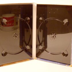 Innenseite einer DVD-Hülle mit zwei schwarzen Halterungen für Discs.