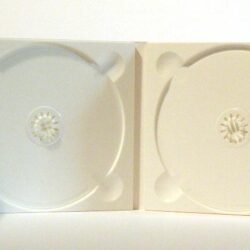 Weiße CD-Hülle mit zwei Fächern und einer skizzierten Innenseite.