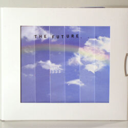 Ein weißes Cover mit dem Titel „THE FUTURE...“ und einem blauen Himmel mit Wolken und einem Regenbogen.