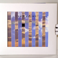 Abdeckung eines Buches mit vertikalen Streifen in Blau und Erdtönen, die einen Wolkenhimmel zeigen.