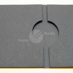 Detailansicht eines grauen Klappordners mit kreisförmigem Ausschnitt in der Mitte.