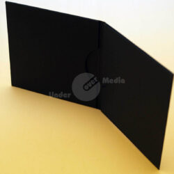 Eine schwarze Mappe, offen gezeigt, auf einem gelben Hintergrund.