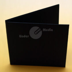 Ein schwarzes Notizbuch mit einer modernen, minimalistischen Gestaltung, auf einem hellen Hintergrund.