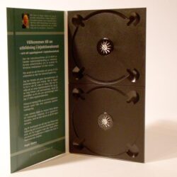 Öffnung des Schulungsheftes mit Platz für CDs und Informationen zum Injektionskurs.