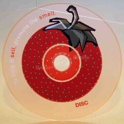 Ein transparentes CD-Design mit einem Erdbeerbild und dem Text "To help it sell, promote the smell."