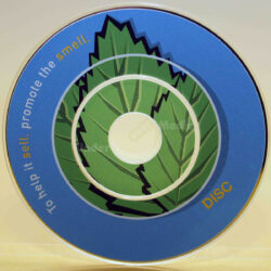 Eine CD mit einem blauen Rand und grünem Blätterdesign, beschriftet mit "To help it sell, promote the smell."