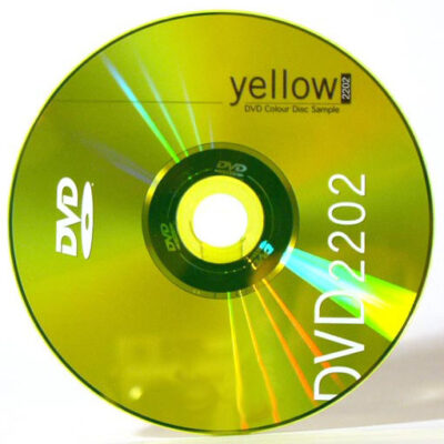Eine gelbe DVD mit der Aufschrift "yellow 2202" und dem Hinweis "DVD Colour Disc Sample".
