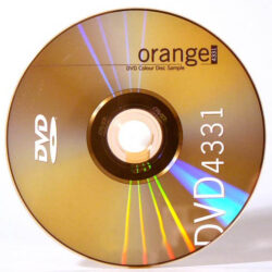 Eine DVD mit orangefarbener Oberfläche, die als Farbmuster dient.