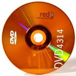 Ein roter DVD-Datenträger mit bunten Lichtreflexionen auf der Oberfläche.