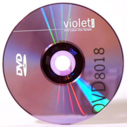 Eine DVD mit der Kennzeichnung "Violet" als Farbprobe, zeigt Reflexionen und Kreise auf der Oberfläche.