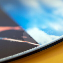 Die Nahaufnahme zeigt den Rand eines runden Drucks mit unterschiedlichen Bildmotiven und Farben.