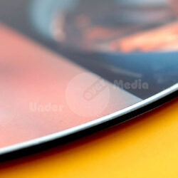 Nahaufnahme des Randes eines Plattencovers auf einem gelben Untergrund.